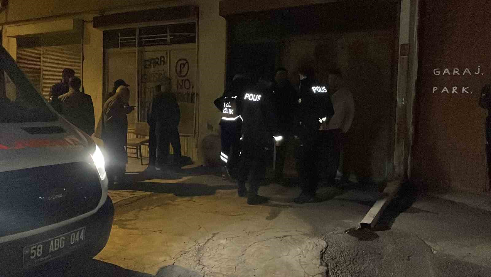 Eşinden haber alamayınca garaja indi, otomobilin içinde ölü buldu 4 esinden haber alamayinca garaja indi otomobilin icinde olu buldu 0 Nv1nggpk