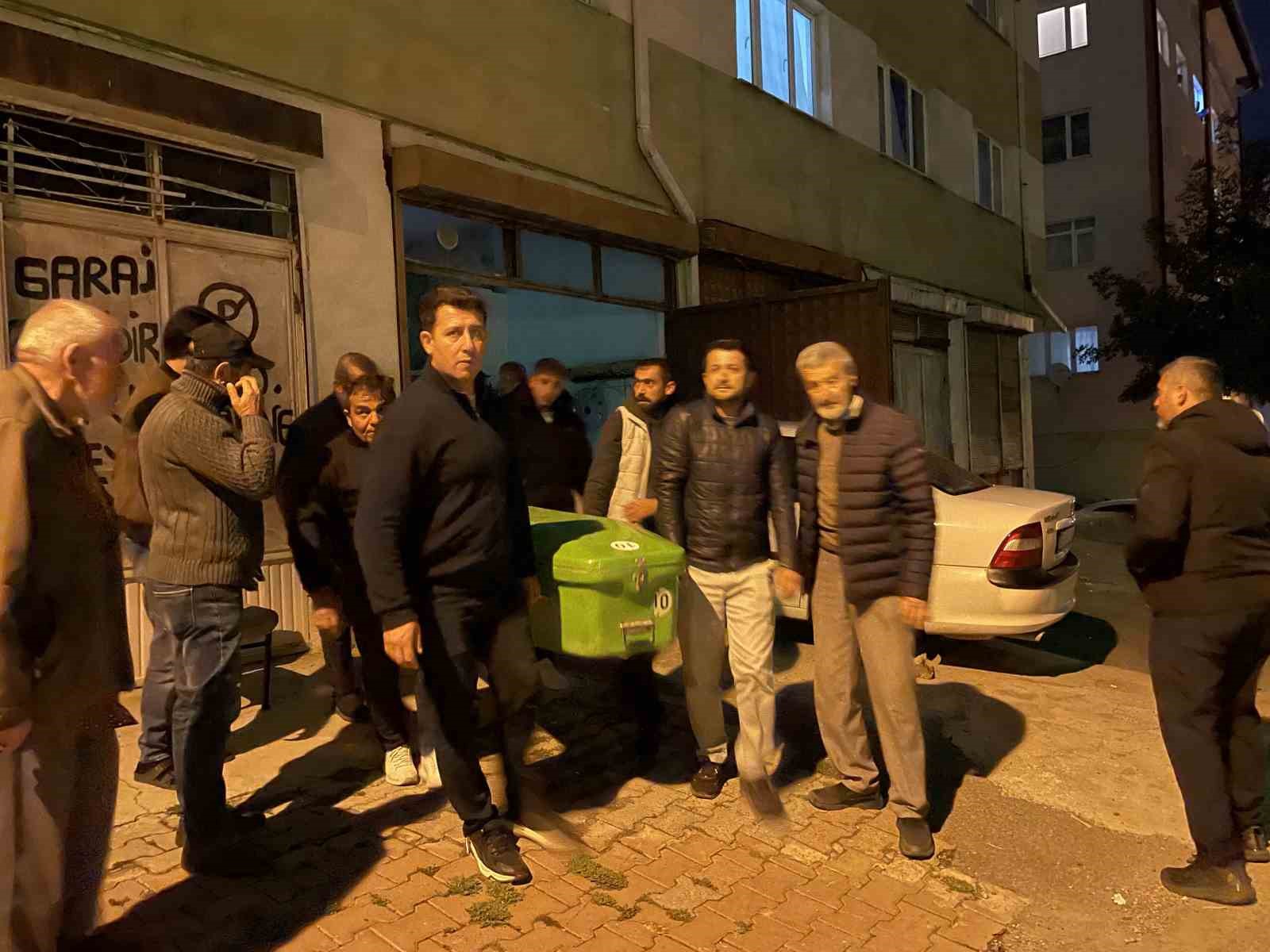 Eşinden haber alamayınca garaja indi, otomobilin içinde ölü buldu 6 esinden haber alamayinca garaja indi otomobilin icinde olu buldu 2 5WjjCmeD