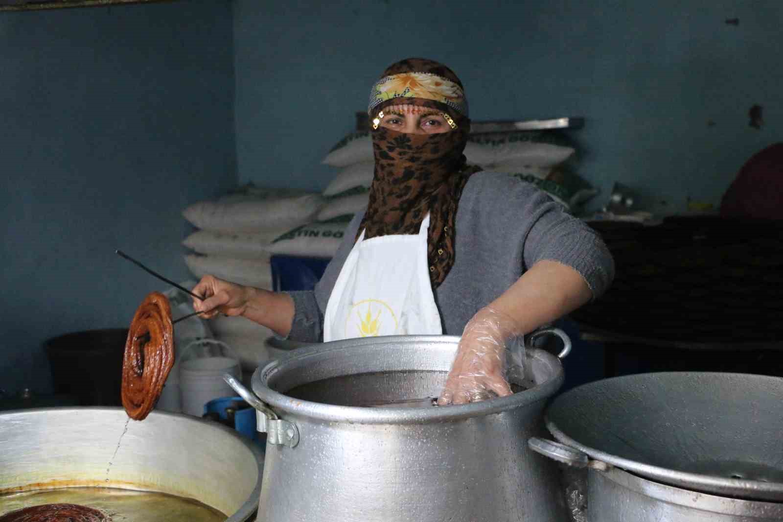 Eşine destek olup 15 metrekarelik dükkanda kadınların gücünü gösteriyor 7 esine destek olup 15 metrekarelik dukkanda kadinlarin gucunu gosteriyor 3 9hLwyKtR