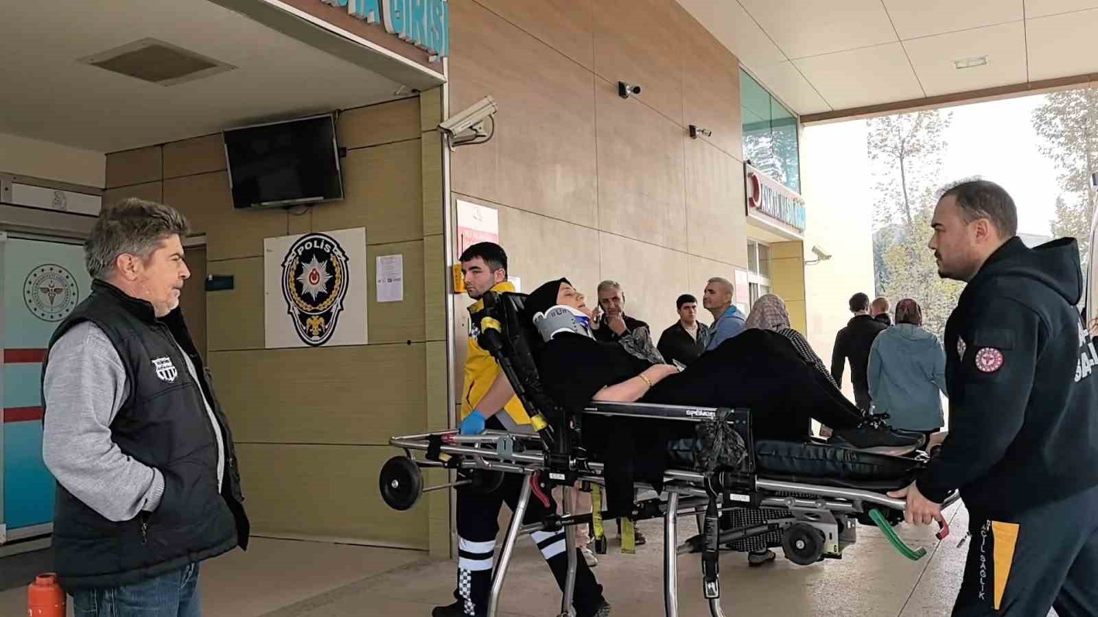 esine otomobil kullanmayi ogretirken sarampole uctular 0