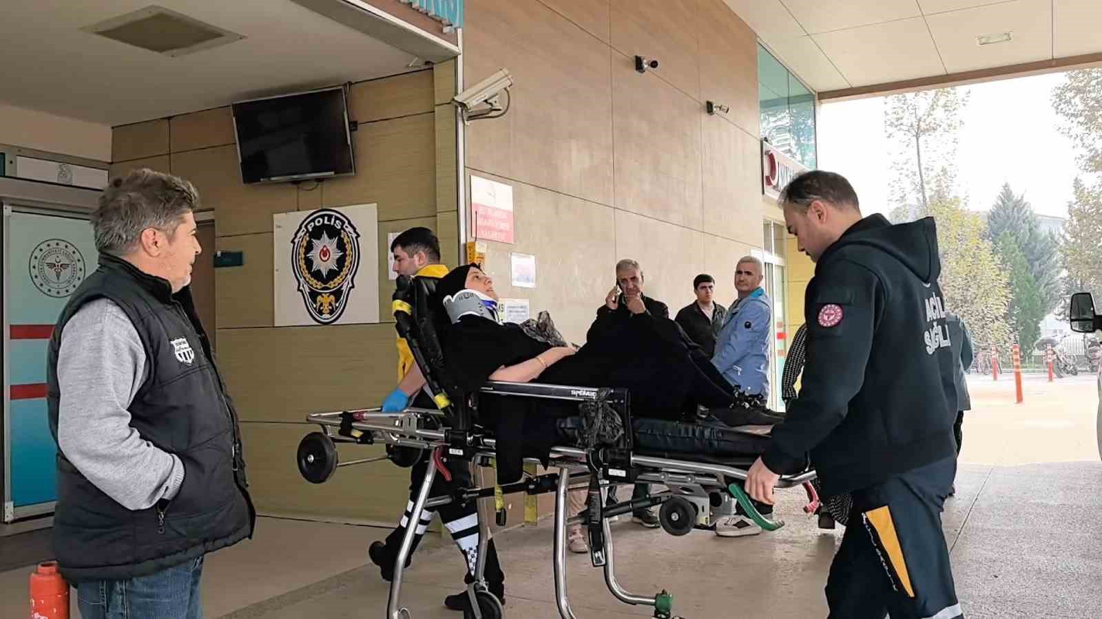 esine otomobil kullanmayi ogretirken sarampole uctular 3 Rra8JPHT