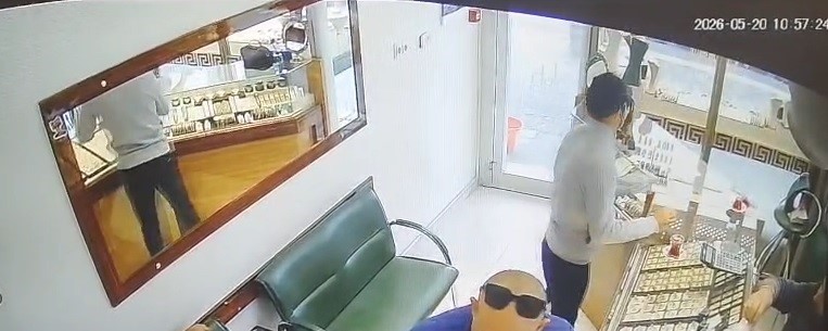 Eşine sürpriz bahanesiyle girdiği kuyumcudan pırlanta çalan şahıs yakalandı 5 esine surpriz bahanesiyle girdigi kuyumcudan pirlanta calan sahis yakalandi 1 VLUemviS