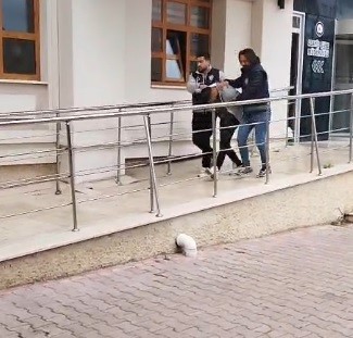 Eşine sürpriz bahanesiyle girdiği kuyumcudan pırlanta çalan şahıs yakalandı 6 esine surpriz bahanesiyle girdigi kuyumcudan pirlanta calan sahis yakalandi 2 Dtd2C4uT