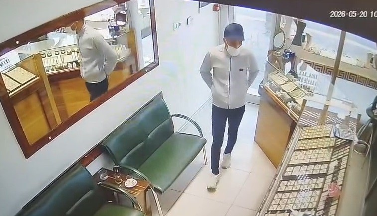 Eşine sürpriz bahanesiyle girdiği kuyumcudan pırlanta çalan şahıs yakalandı 7 esine surpriz bahanesiyle girdigi kuyumcudan pirlanta calan sahis yakalandi 3 yJEWzWNu