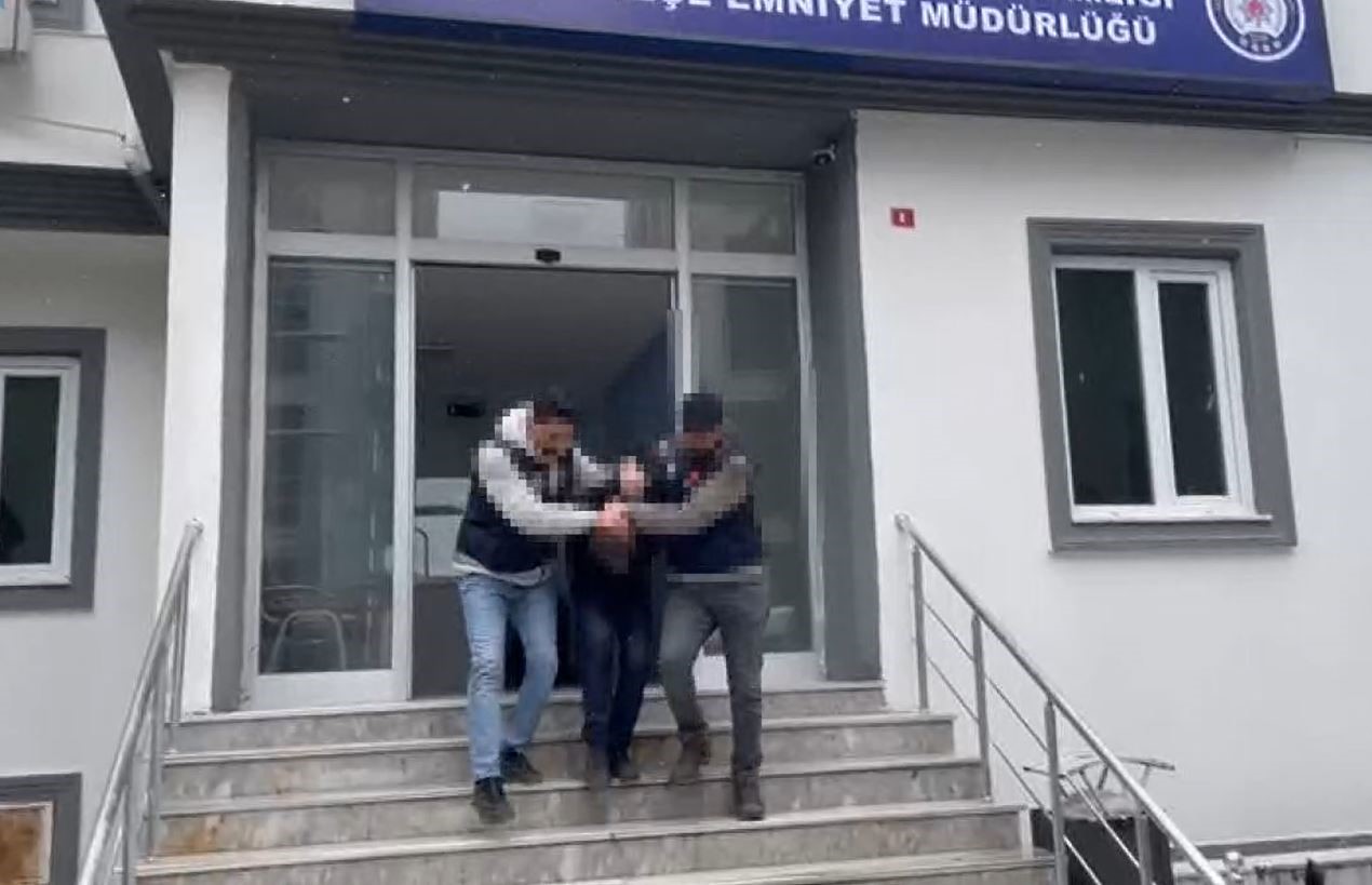 esini cocuklarinin gozu onunde bicaklayarak olduren adam adliyeye sevk edildi 0 eRIBISzG
