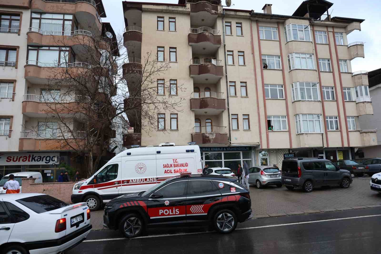 esini telefonuna icisleri bakanim diye kaydetmis 1 CQjMh11X