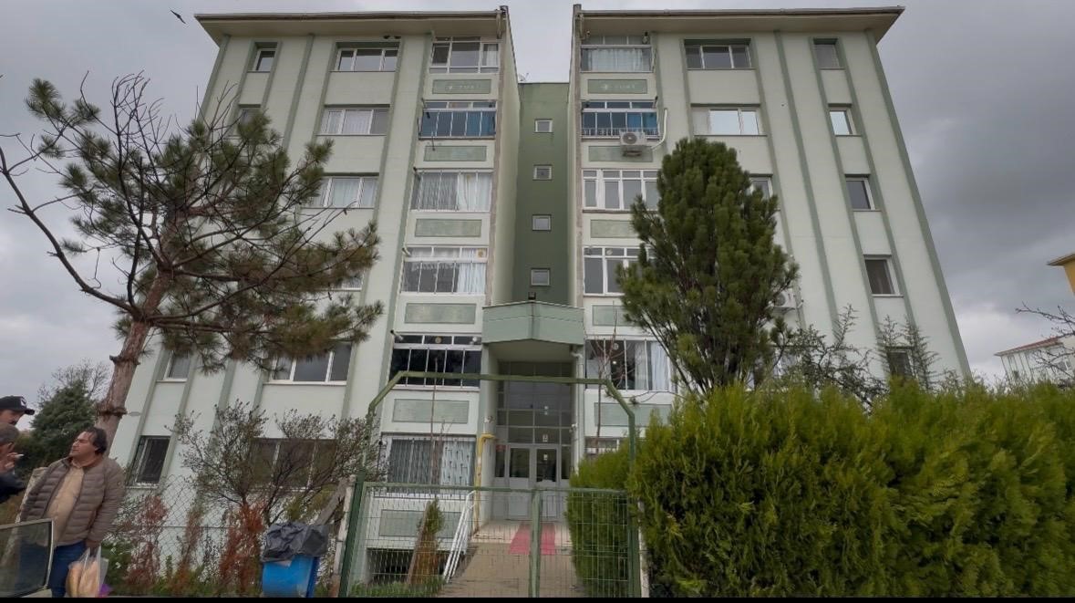 esini ve kizini oldurup diger kizini yaraladiktan sonra intihar eden emekli uzman cavusun psikolojisinin