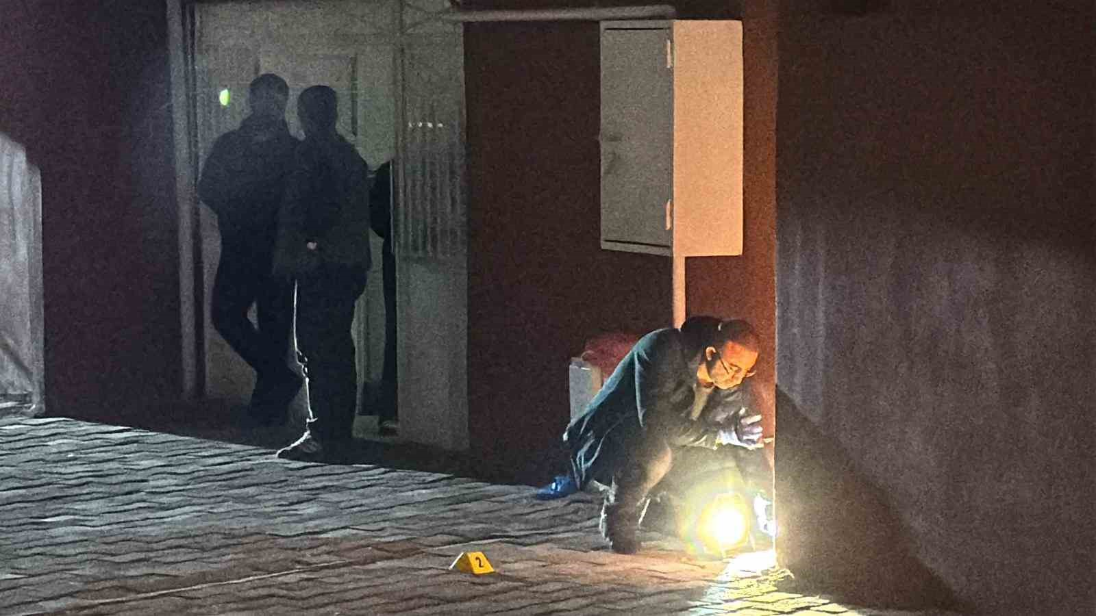 Eşini ve kızını silahla yaraladı, kahvehaneye gidip kendini ihbar etti 6 esini ve kizini silahla yaraladi kahvehaneye gidip kendini ihbar etti 2 WSQYRvaF