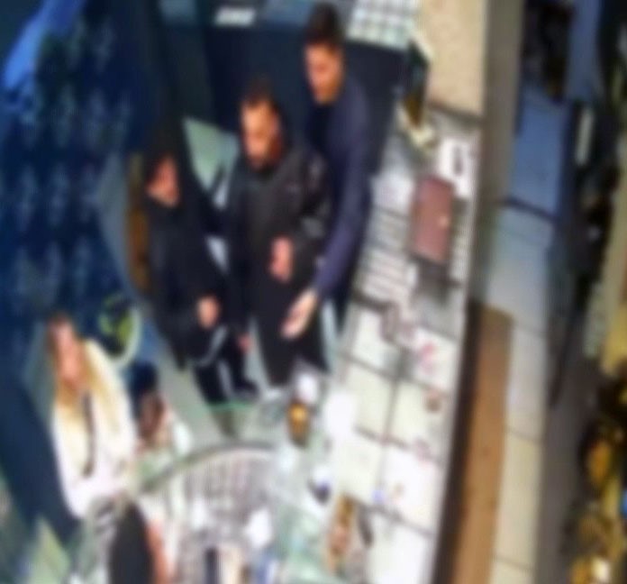 esinin altinlarini kumar borcu icin aldi polis tiras olurken yakaladi 0 wEL9qLnv