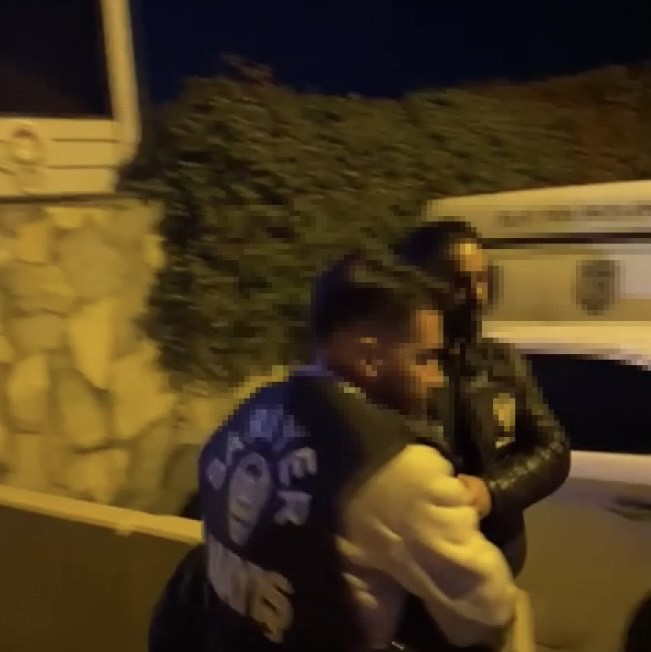 esinin altinlarini kumar borcu icin aldi polis tiras olurken yakaladi 1 4Wqw4quE