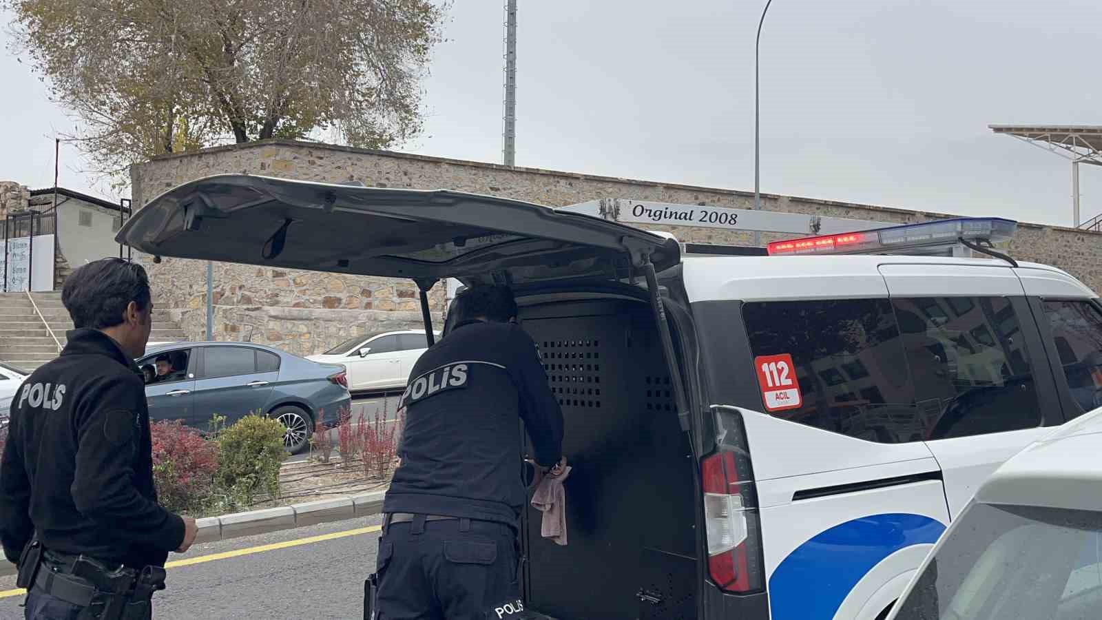 esinin bicakladigi adam esini adliye cevresinde pompali tufek ile bekledi 0