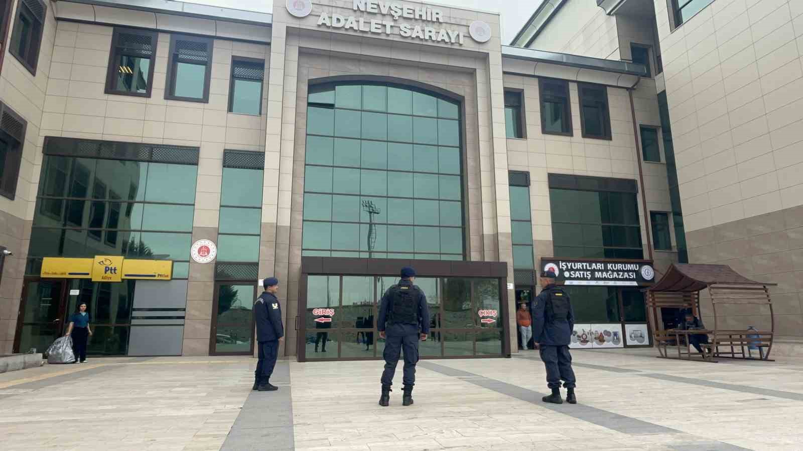 esinin bicakladigi adam esini adliye cevresinde pompali tufek ile bekledi 1 1e9rEzhs