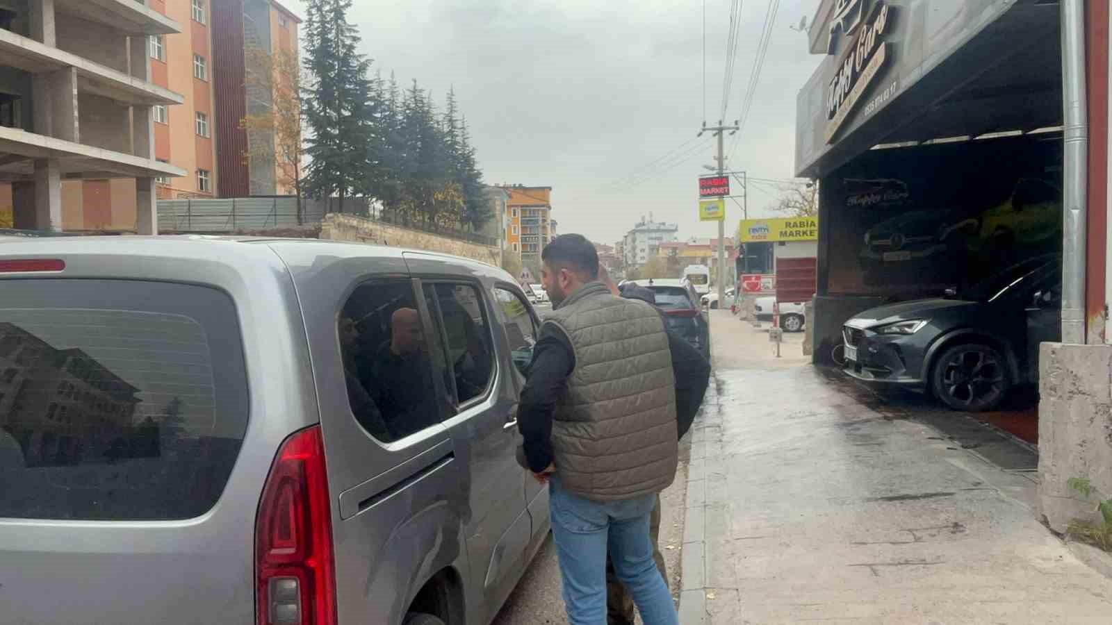 esinin bicakladigi adam esini adliye cevresinde pompali tufek ile bekledi 2 3qFgK6Ct
