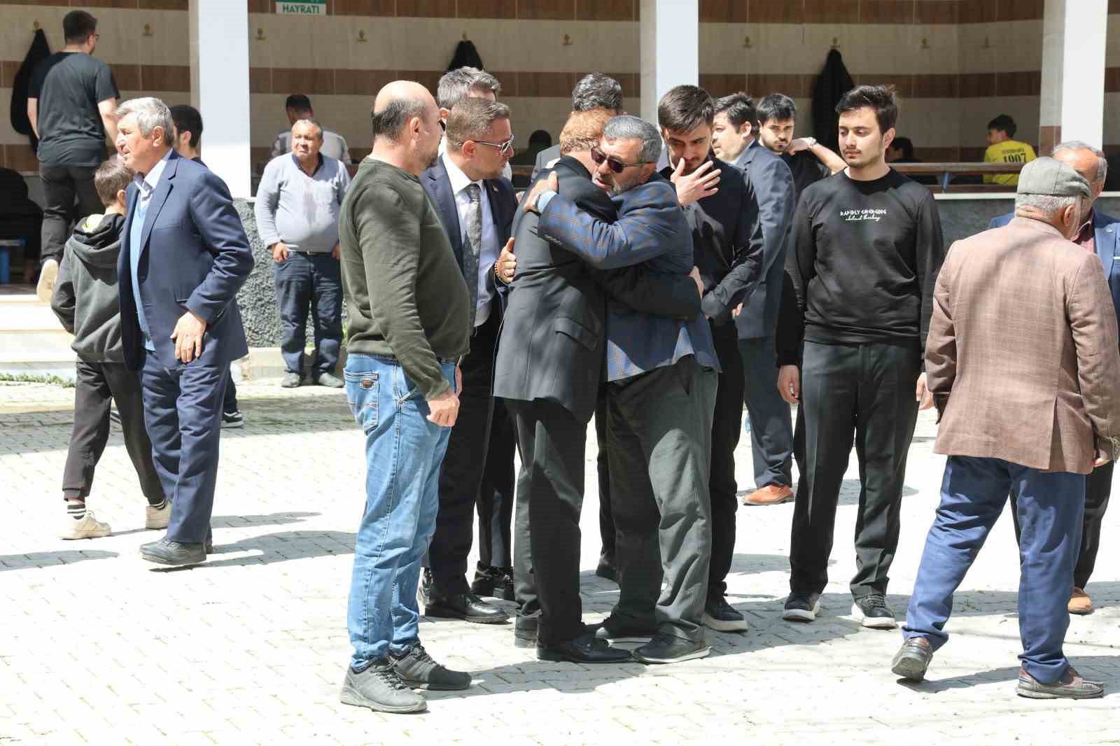 esinin cenazesinde fenalasti saglikcilar mudahale etti 3