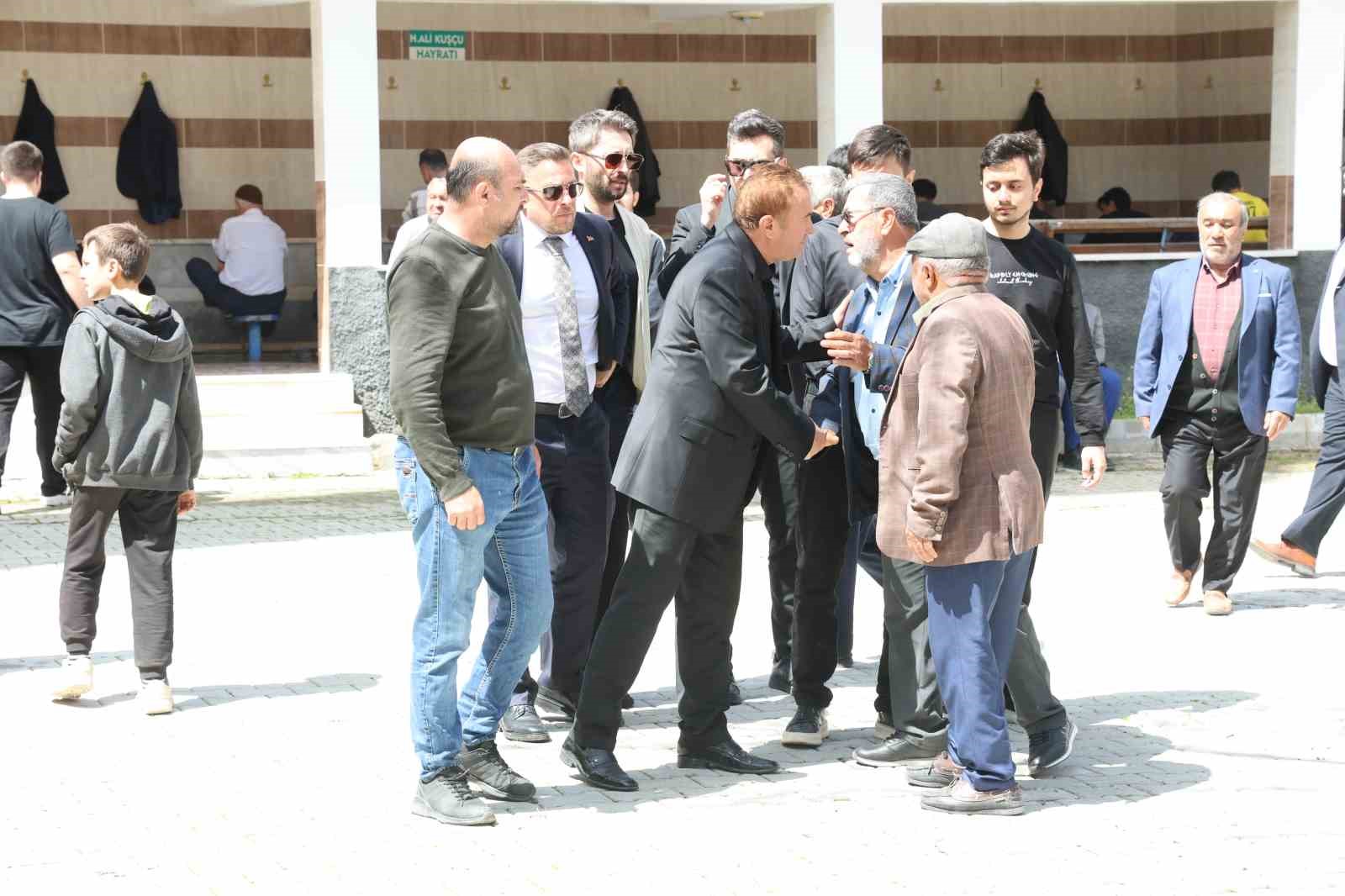 esinin cenazesinde fenalasti saglikcilar mudahale etti 4 V1ziyJsP