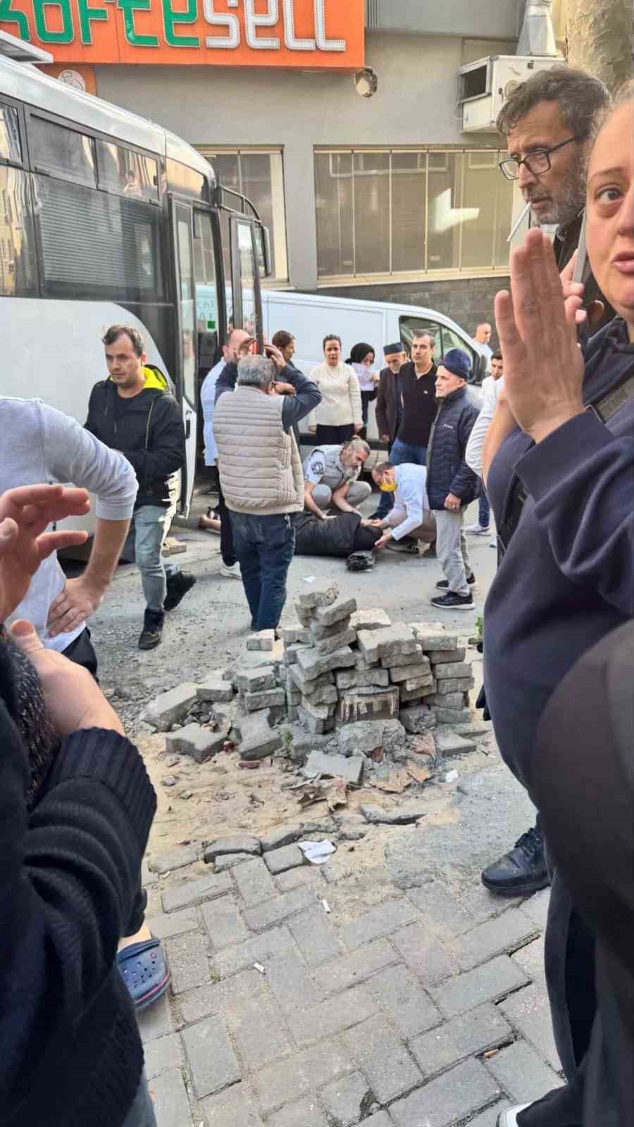 esinin kullandigi minibusun altinda kaldi hastaneye kaldirilan agir yarali kadin hayatini kaybetti 1 gYXSTyaV