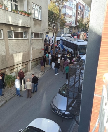 esinin-kullandigi-minibusun-altinda-kaldi-hastaneye-kaldirilan-agir-yarali-kadin-hayatini-kaybetti-fLqtNdlR.jpg