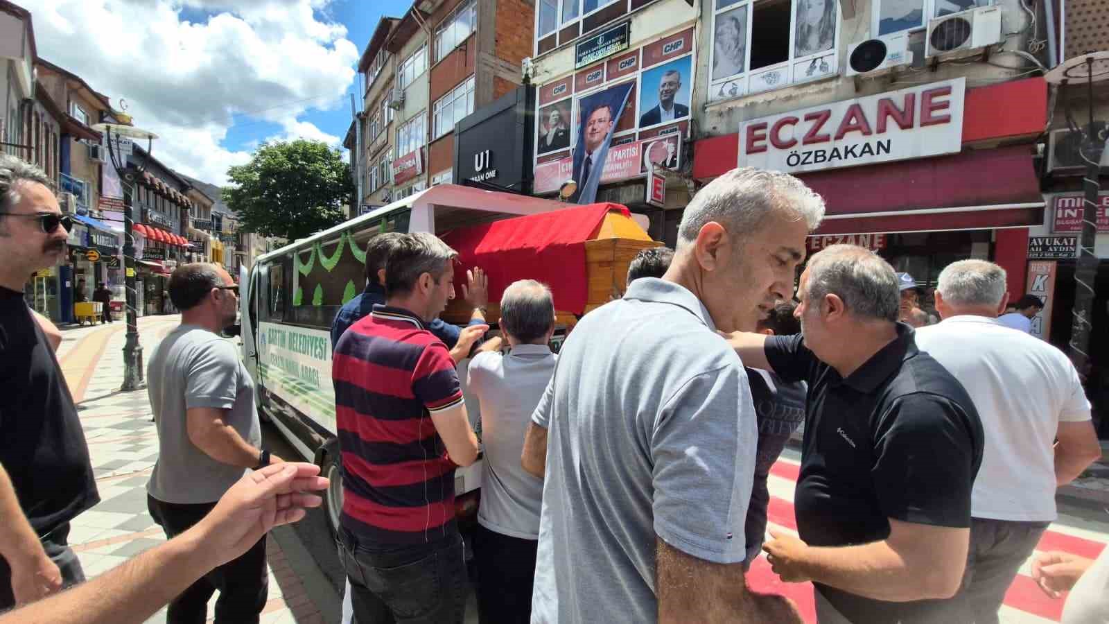Eşinin öldüğü kazada yaralanan emekli polis, kazadan 3 yıl sonra rahatsızlığı nedeniyle vefat etti 5 esinin oldugu kazada yaralanan emekli polis kazadan 3 yil sonra rahatsizligi nedeniyle vefat etti 3rzcnK3M