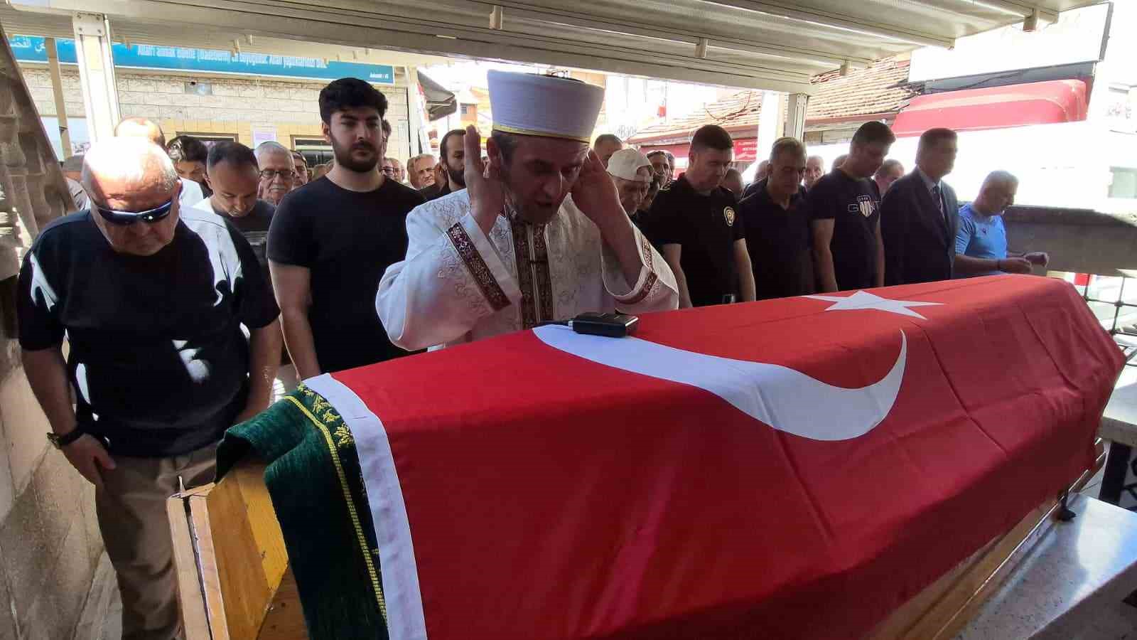 Eşinin öldüğü kazada yaralanan emekli polis, kazadan 3 yıl sonra rahatsızlığı nedeniyle vefat etti 7 esinin oldugu kazada yaralanan emekli polis kazadan 3 yil sonra rahatsizligi nedeniyle vefat etti AE1Dq8Jj