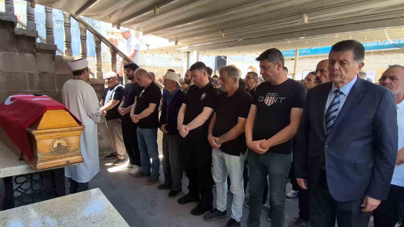 Eşinin öldüğü kazada yaralanan emekli polis, kazadan 3 yıl sonra rahatsızlığı nedeniyle vefat etti 6 esinin oldugu kazada yaralanan emekli polis kazadan 3 yil sonra rahatsizligi nedeniyle vefat etti m4HR3kpb