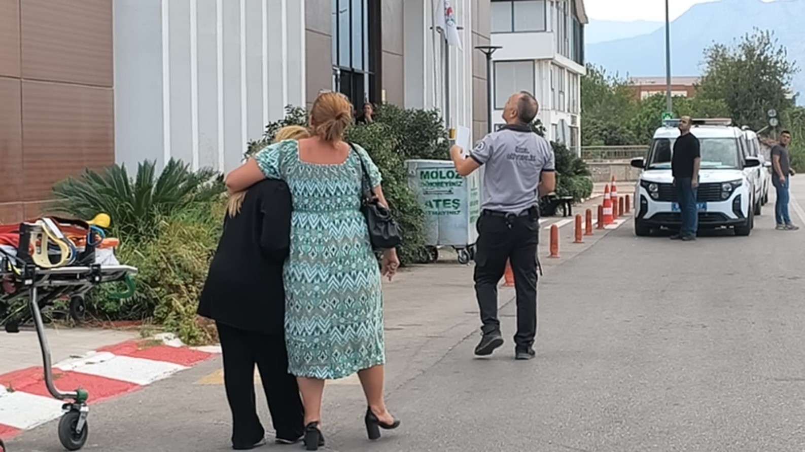 esinin terk etmesine sinirlenen sahis yine esi tarafindan ikna edildi 1 UNHSEqMH