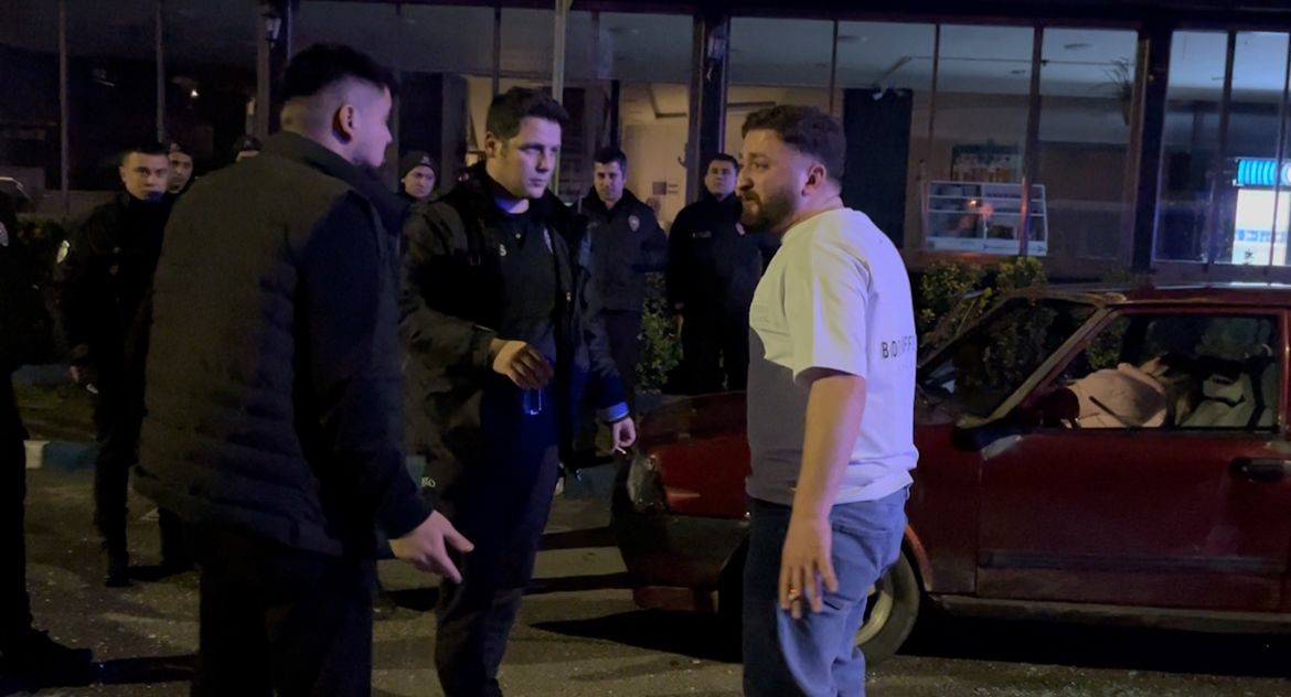 esinin yaninda darp edildigini iddia etti ofkesini aracina zarar verip cikardi 1 svFlRQYB