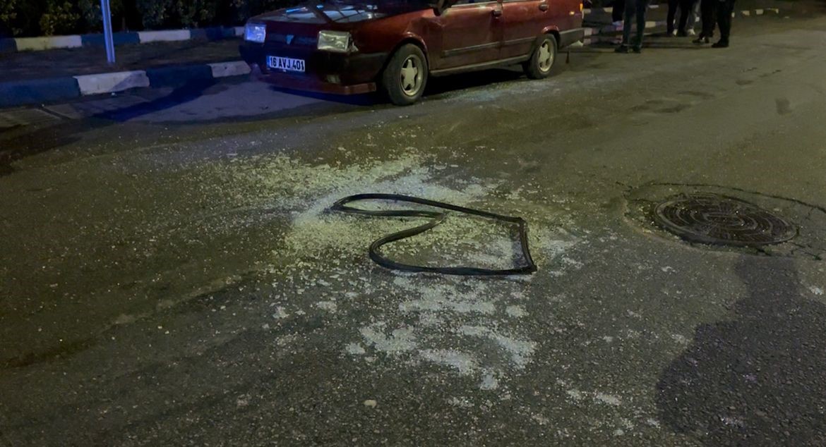 esinin yaninda darp edildigini iddia etti ofkesini aracina zarar verip cikardi 4 5lE9mFyc