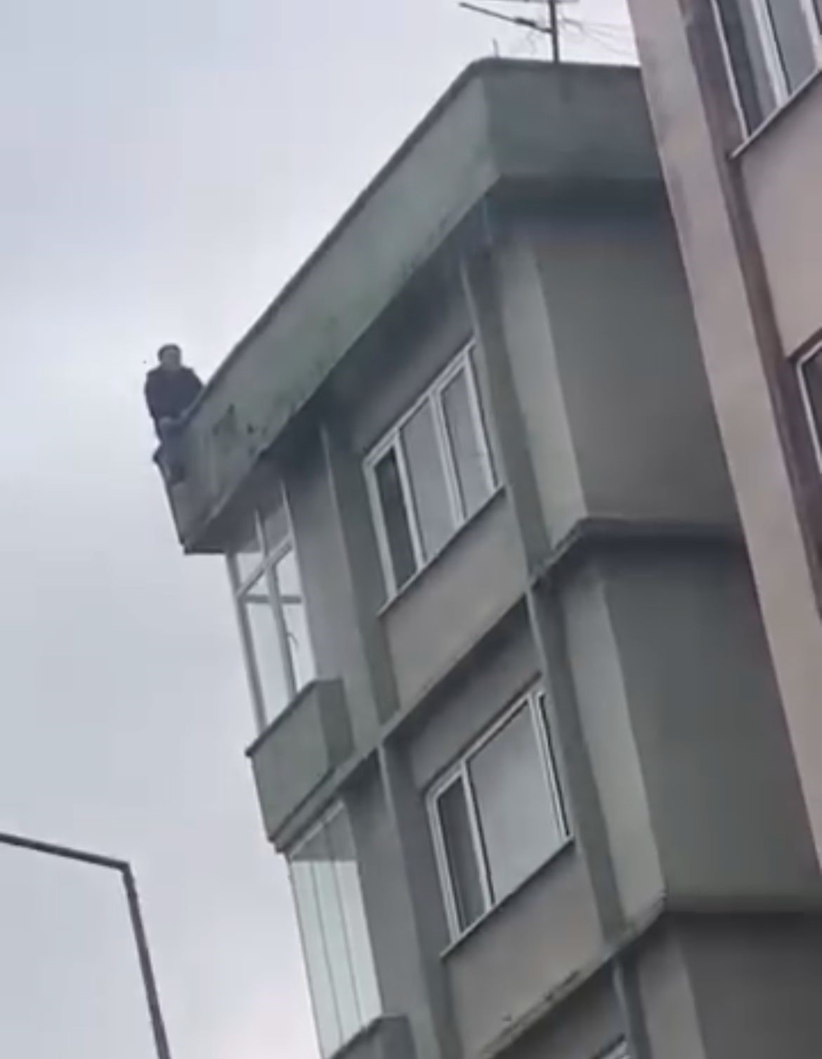 esiyle kavga edince barismak icin intihara kalkisti 0