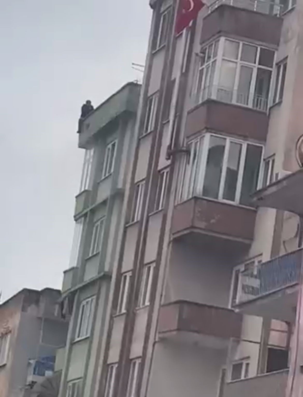 esiyle kavga edince barismak icin intihara kalkisti 2 c2ARgbMA