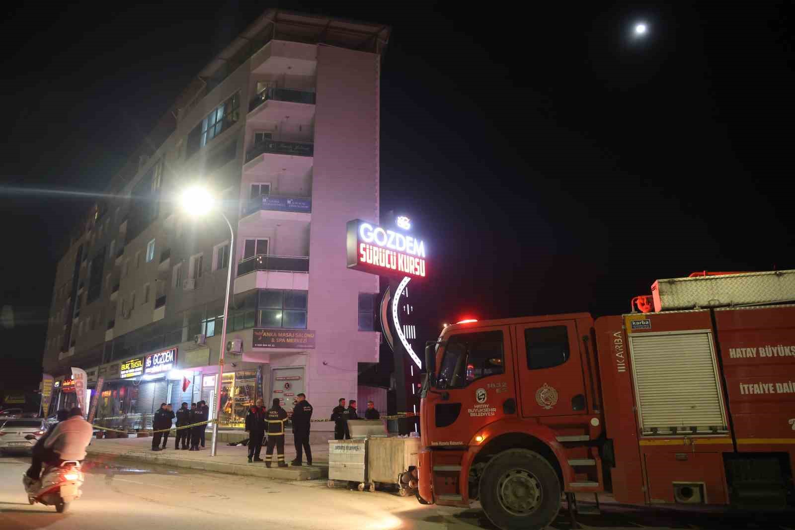 esiyle tartisip camdan atladigi iddia edilen 5 cocuk babasi hayatini kaybetti 2 3icM36UI