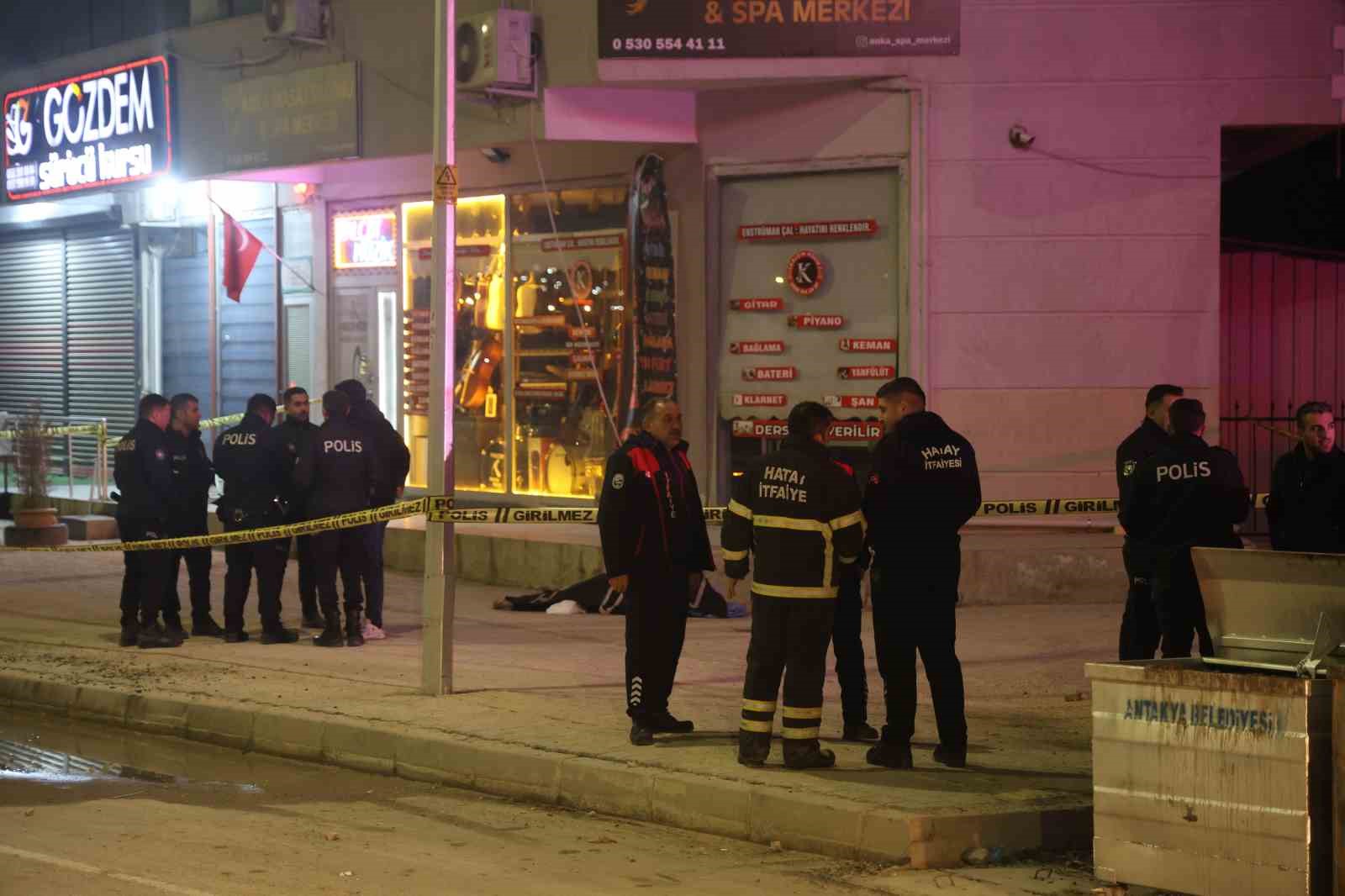 esiyle tartisip camdan atladigi iddia edilen 5 cocuk babasi hayatini kaybetti 3 Fg64wWVh