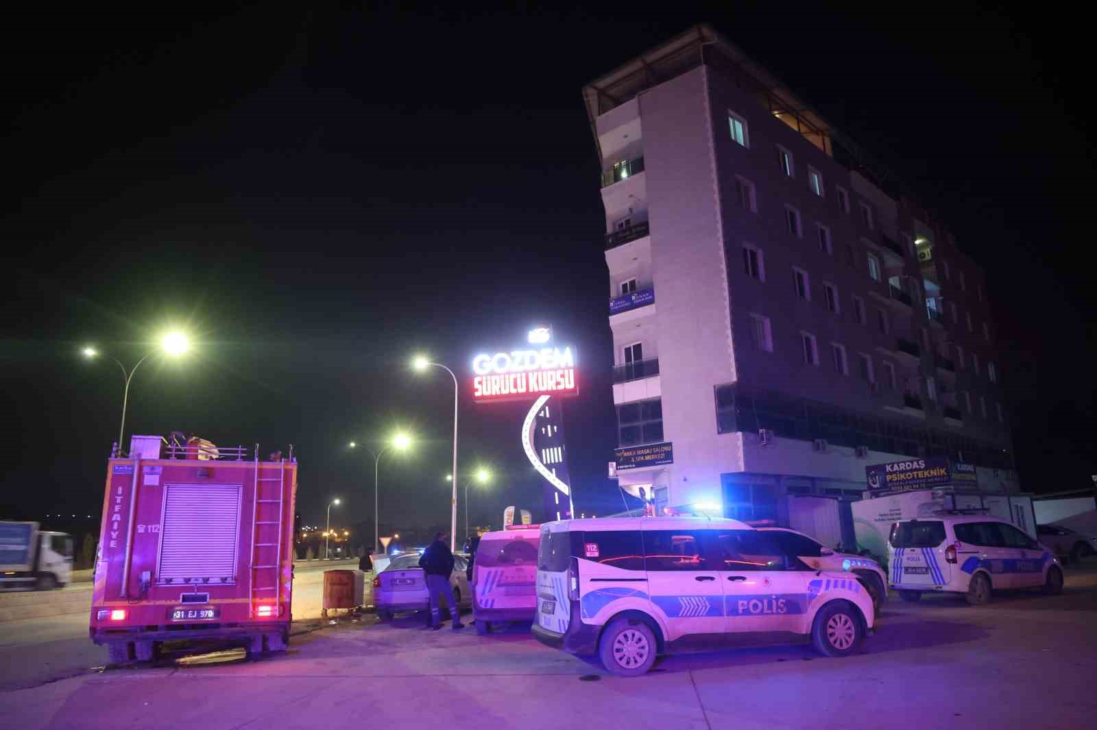 esiyle tartisip camdan atladigi iddia edilen 5 cocuk babasi hayatini kaybetti 4 Hb4hhHpc