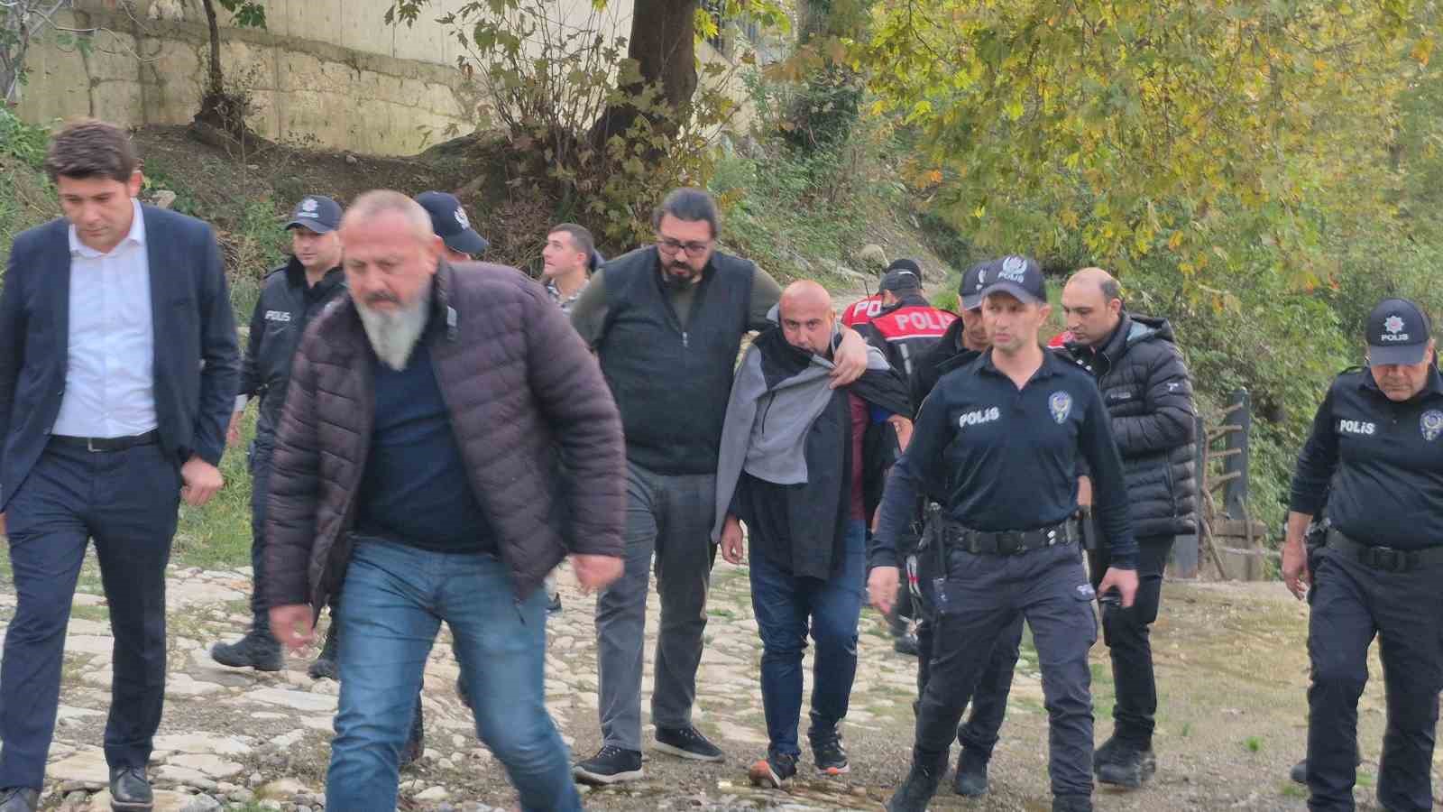 esiyle tartisti irmaga atladi 1 hhY3aGVQ