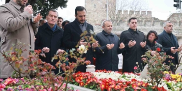 eski-basbakan-necmettin-erbakani-kabri-basinda-anildi-IGtsIA2i.jpg