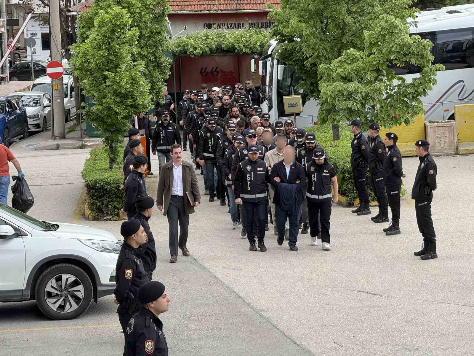 eski belediye calisani yaprak eryilmaz suphelilerle cok calistik onlari cok uyardim beni cok engellediler WU2gjK2n