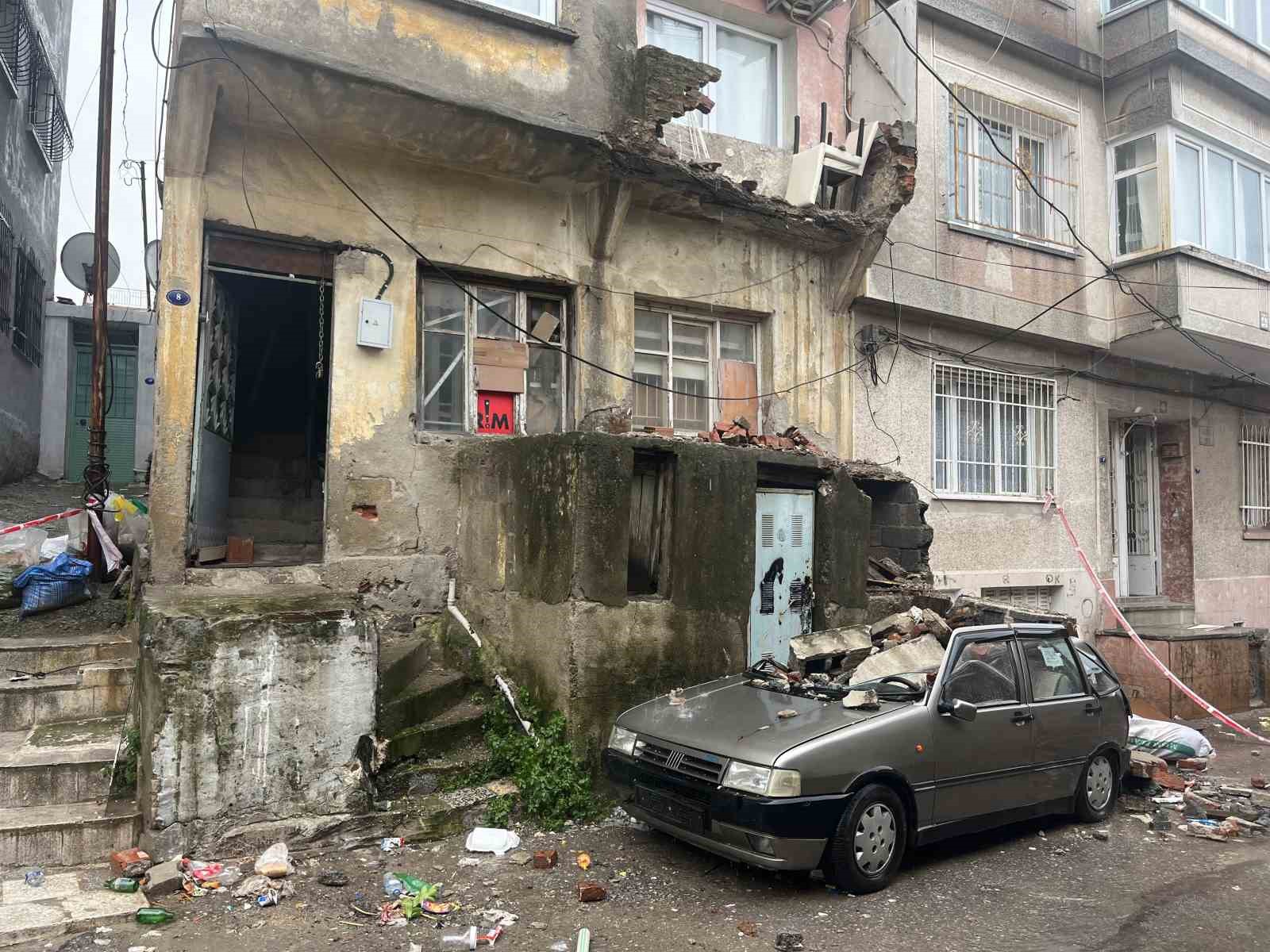 eski binanin balkonundan dusen beton parcalari bir otomobili kullanilamayacak hale getirdi 0 kggl8Ki1