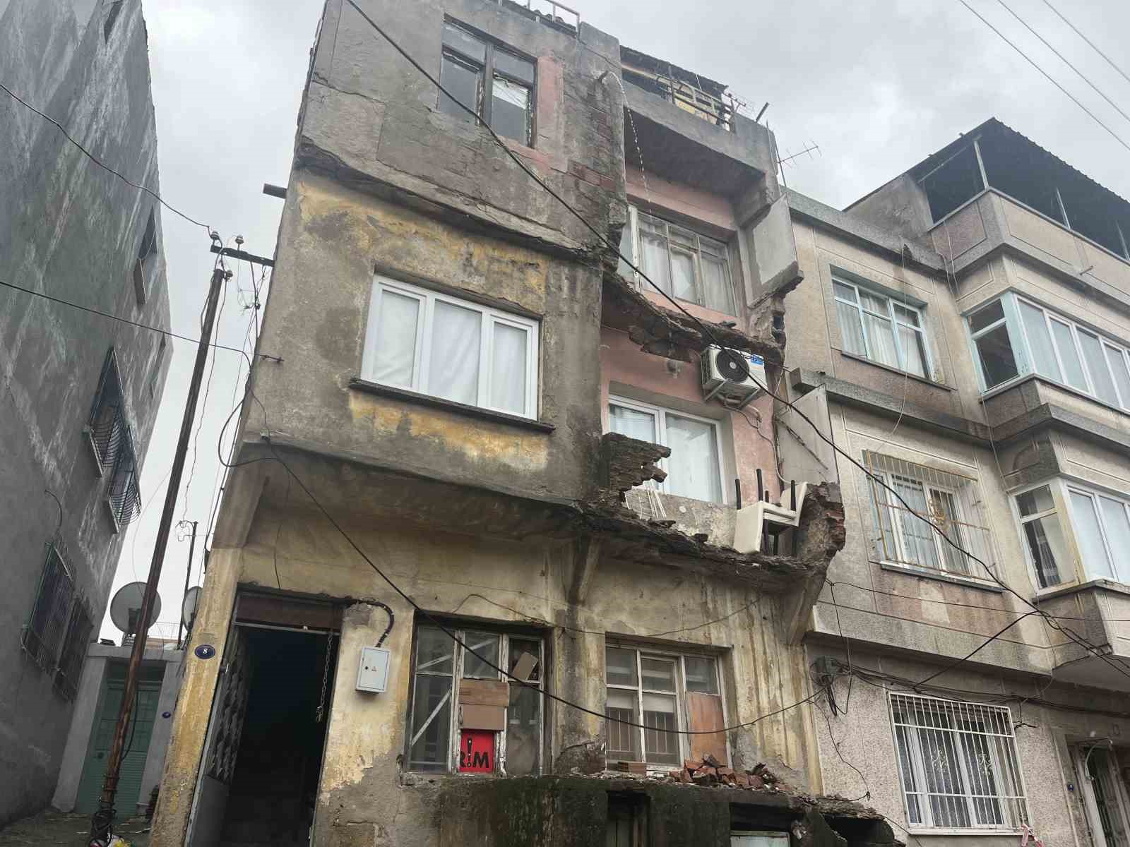 eski binanin balkonundan dusen beton parcalari bir otomobili kullanilamayacak hale getirdi 2