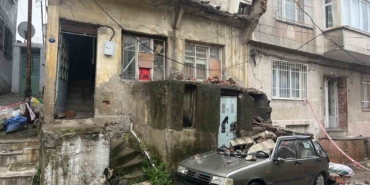 eski-binanin-balkonundan-dusen-beton-parcalari-bir-otomobili-kullanilamayacak-hale-getirdi-3tRSPnjw.jpg