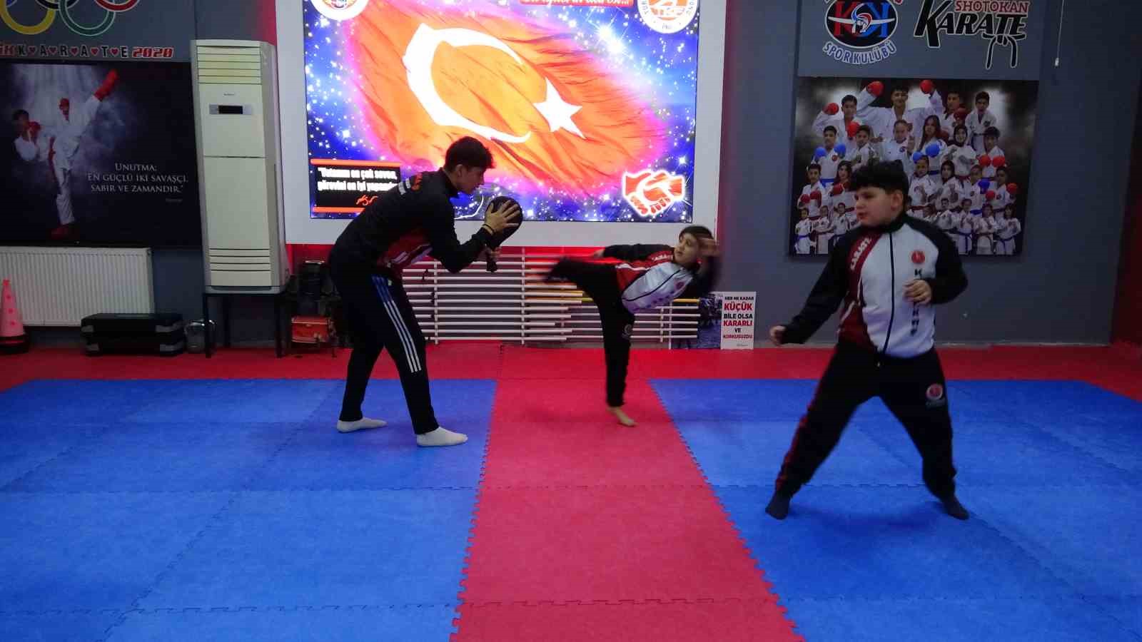 Eski boksör babanın minik sporcu çocukları karatede Türkiye zirvesine çıktı 8 eski boksor babanin minik sporcu cocuklari karatede turkiye zirvesine cikti 4 6berRN8s