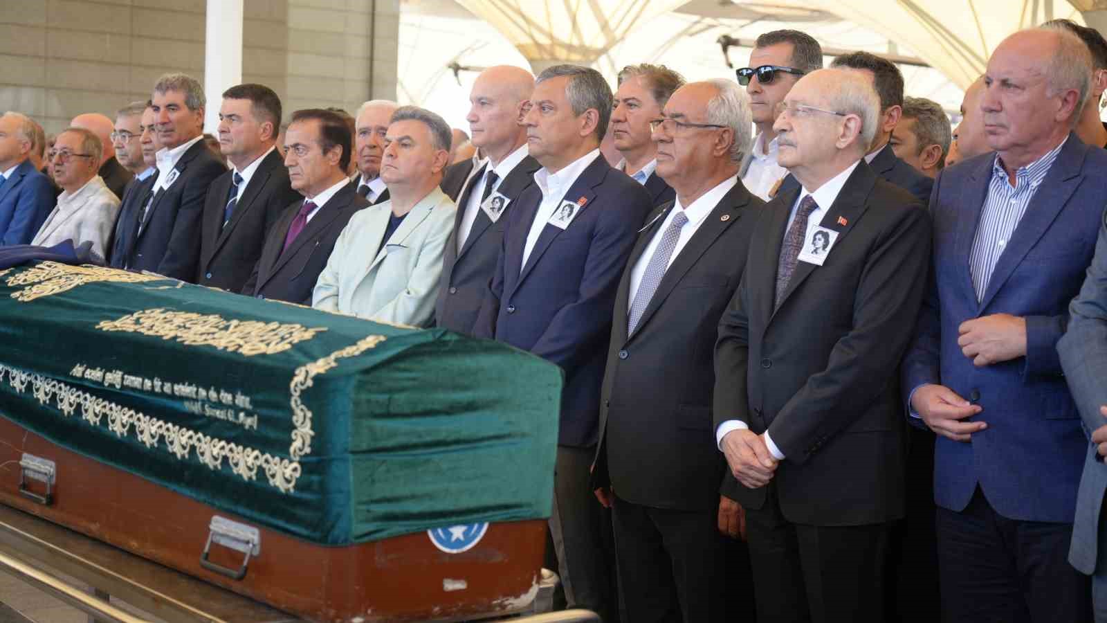 Eski CHP Genel Başkanı Deniz Baykal’ın eşi Olcay Baykal, toprağa verildi 6 eski chp genel baskani deniz baykalin esi olcay baykal topraga verildi 2