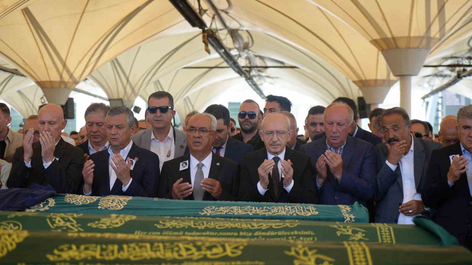 Eski CHP Genel Başkanı Deniz Baykal’ın eşi Olcay Baykal, toprağa verildi 7 eski chp genel baskani deniz baykalin esi olcay baykal topraga verildi 3 8Ijs7PRg