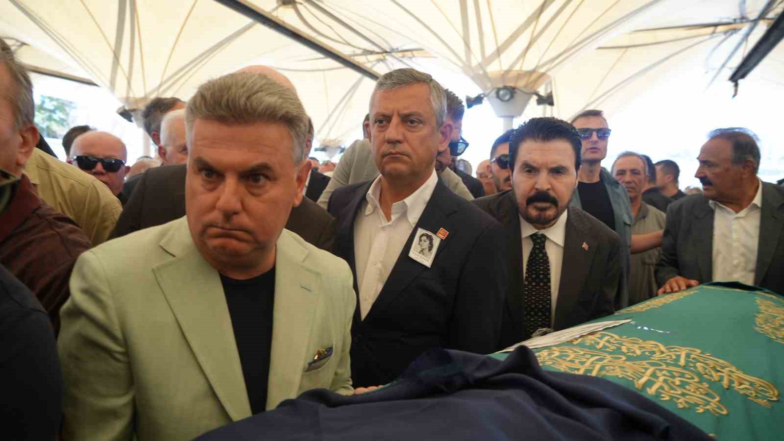 Eski CHP Genel Başkanı Deniz Baykal’ın eşi Olcay Baykal, toprağa verildi 8 eski chp genel baskani deniz baykalin esi olcay baykal topraga verildi 4 LM15AUmE