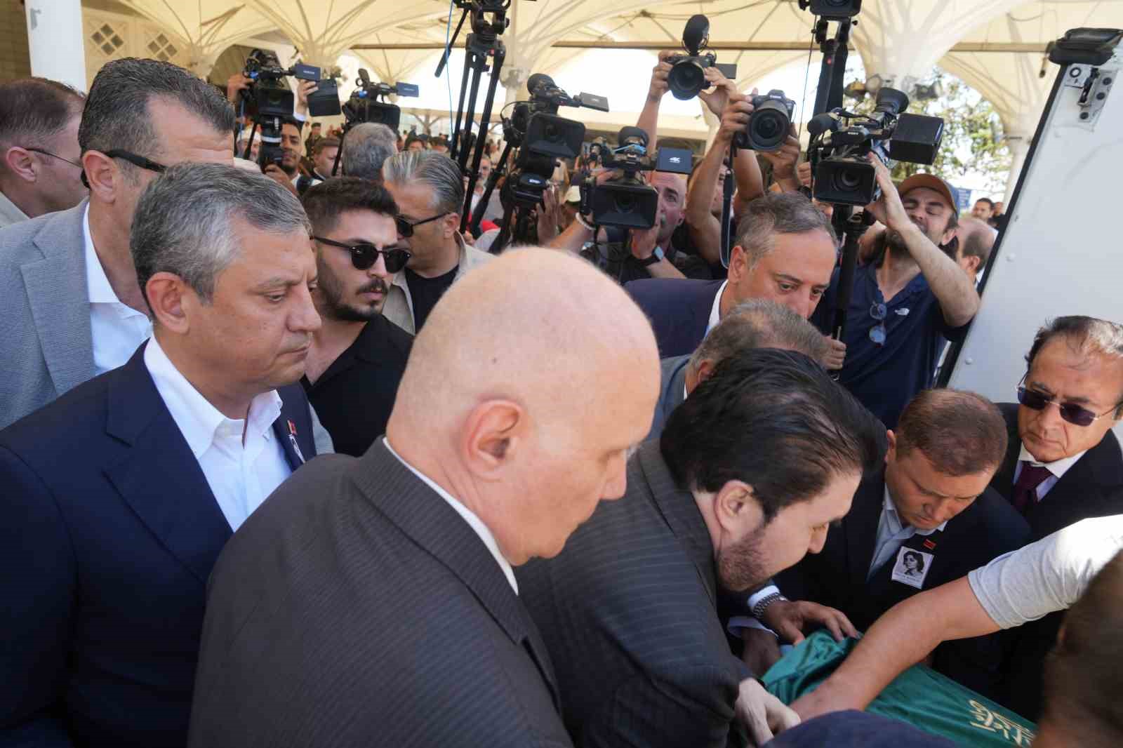 Eski CHP Genel Başkanı Deniz Baykal’ın eşi Olcay Baykal, toprağa verildi 9 eski chp genel baskani deniz baykalin esi olcay baykal topraga verildi 5