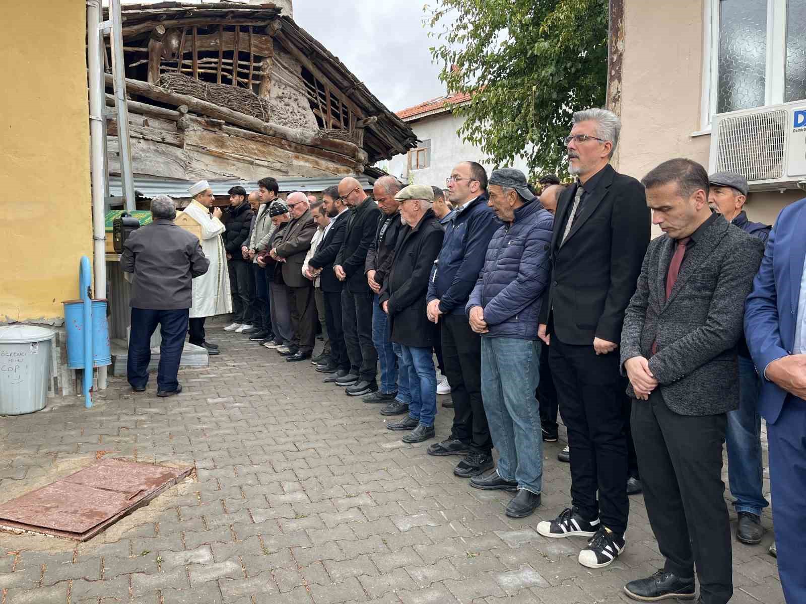 eski esi tarafindan oldurulen 2 cocuk annesi kadin topraga verildi 0 IzpWYPUi