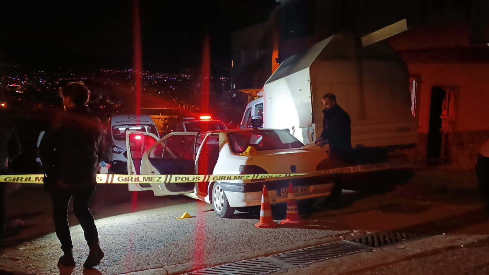eski esinden cocugunu almaya giden adam silahla vurularak agir yaralandi 0 Y49INt4r