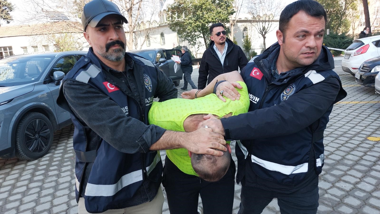 Eski eşinin dedesini öldürüp 4 gün bodrumda saklayan sanık: "Olayı neden yaptım hatırlamıyorum" 4 eski esinin dedesini oldurup 4 gun bodrumda saklayan sanik olayi neden yaptim hatirlamiyorum 0 YzAyRC82