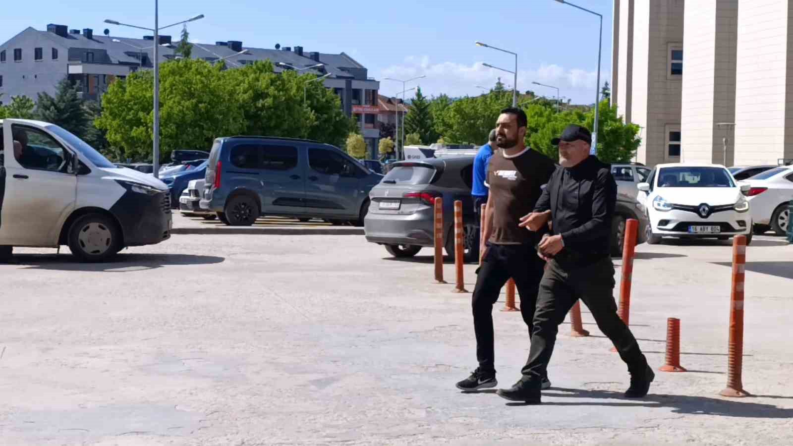 eski esinin evine molotofkokteyli atan sahis yakalandi 1 QM2EiTp2