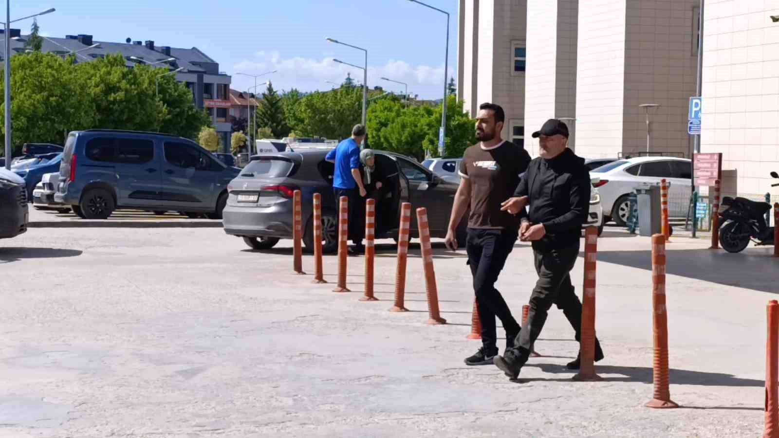 eski esinin evine molotofkokteyli atan sahis yakalandi 2