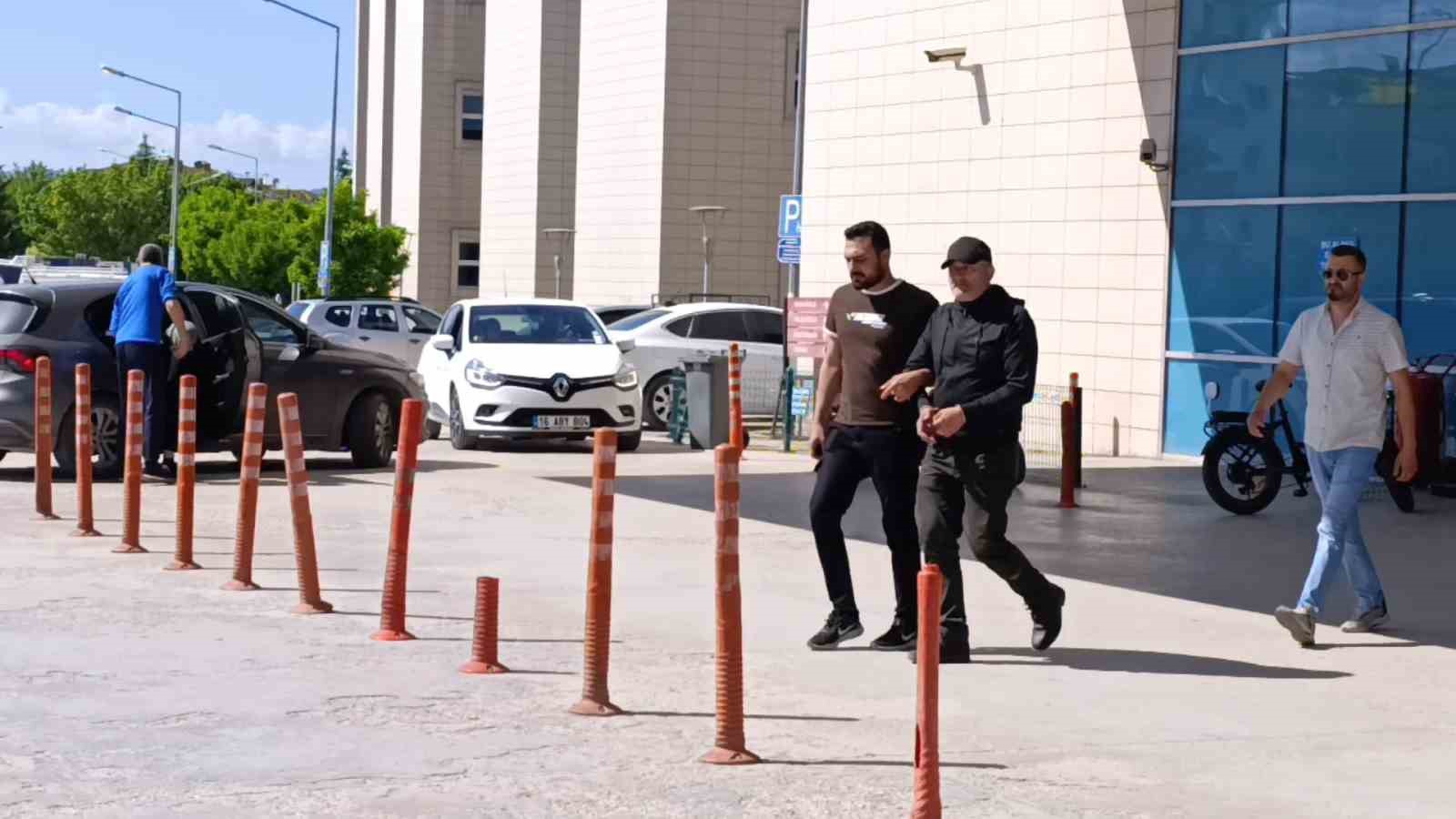 eski esinin evine molotofkokteyli atan sahis yakalandi 3 SGmuDH7y