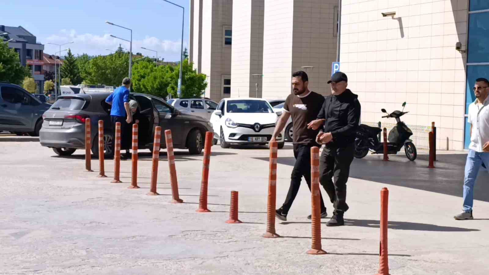 eski esinin evine molotofkokteyli atan sahis yakalandi 5 8bctHJhs